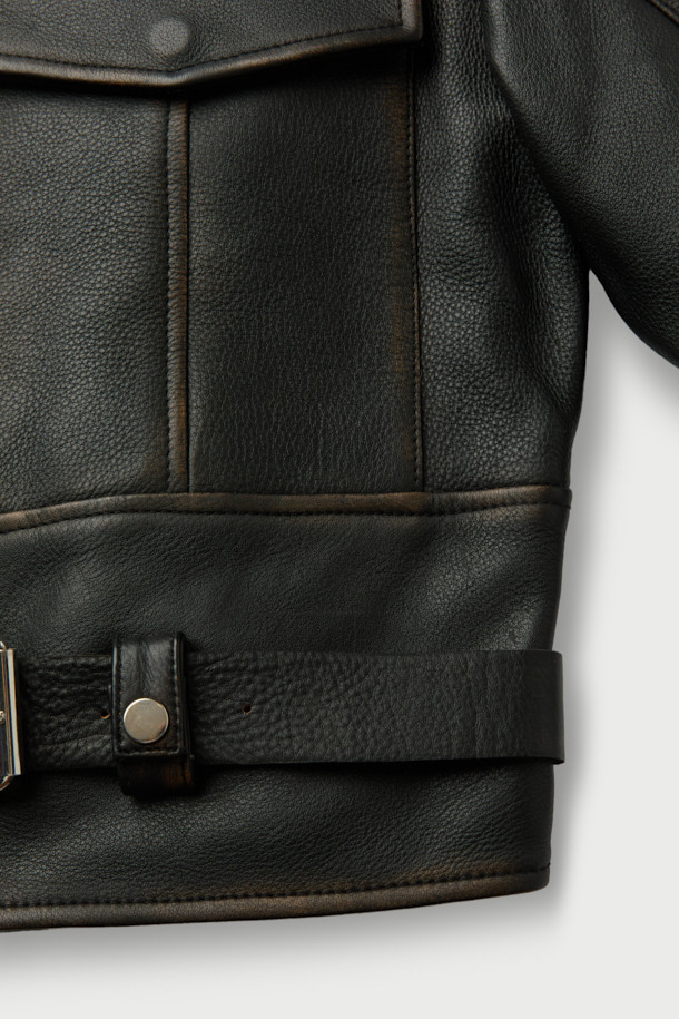 토론토 벨티드 가죽 재킷은 여성 고객을 위해 제작된, 모던하고 클래식한 스타일의 블랙 가죽 재킷입니다. 봄, 가을에 어울리는 두꺼운 소가죽 소재로 제작되었으며, 셔츠형 디자인에 숏 기장으로 시크한 매력을 더했습니다. 지퍼와 벨트 여밈 방식으로 허리 라인을 강조하여 레귤러핏을 더욱 돋보이게 합니다. 플랩 포켓과 빈티지 가공 디테일이 돋보이며, 리오셀 안감으로 편안한 착용감을 선사합니다. 데이트룩, 모임룩, 출근룩 등 다양한 TPO에 미니멀하고 세련된 스타일을 연출할 수 있습니다.
