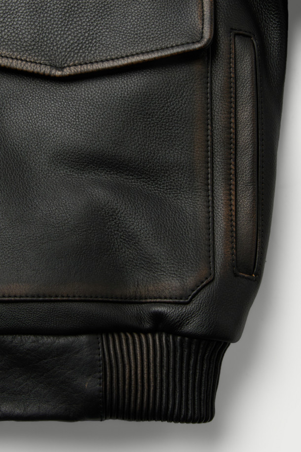 THUNDER(썬더) 자수 가죽 재킷은 소가죽 소재의 여성용 아우터입니다. 블랙 컬러에 오버핏 레귤러 기장의 라이더 재킷으로, 봄, 가을에 착용하기 좋습니다. 자수 패턴과 비즈 장식, 플랩 포켓, 빈티지 가공 디테일이 돋보이며, 지퍼 여밈과 소매 버튼으로 포인트를 더했습니다. 안감은 리오셀 소재이며, 데이트룩, 모임룩, 스트릿, 시크, 클래식 스타일을 연출하기에 좋습니다.
