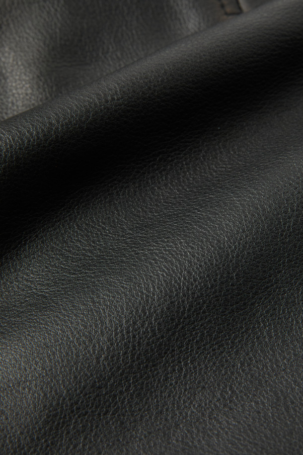 THAMES(템즈) 벨티드 가죽 스커트는 가을과 겨울, 모던한 스타일을 연출하기에 적합한 여성 미니스커트입니다. 블랙 컬러의 H라인 슬림핏으로, 소가죽과 리오셀 혼방 소재로 제작되어 뻣뻣한 촉감과 두꺼운 두께감을 자랑합니다. 벨트가 포함되어 있으며 전면 지퍼, 밑단 곡선 절개, 스티치 디테일, 빈티지 가공, 안감 처리가 더해져 시크하고 클래식한, 미니멀한 무드를 선사합니다. 데이트룩, 모임룩, 소개팅룩 등 다양한 TPO에 활용 가능합니다.
