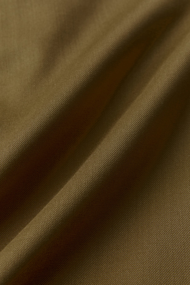 CARRIE(캐리) 페이퍼백 미디 포켓 스커트는 여성용 스커트로, 미니멀하고 시크한 스타일을 연출합니다. 허리 밴딩과 하이웨이스트 디자인으로 편안한 착용감을 선사하며, A라인 핏으로 다리 라인을 더욱 돋보이게 합니다. 무지 패턴의 모 소재로 제작되어 고급스러운 분위기를 자아내며, 측면 플랩 포켓과 버튼 탭 디테일이 세련된 포인트를 더합니다. 안감이 있어 비침 걱정 없이, 오피스룩, 출근룩, 모임룩 등 다양한 TPO에 활용 가능합니다.
