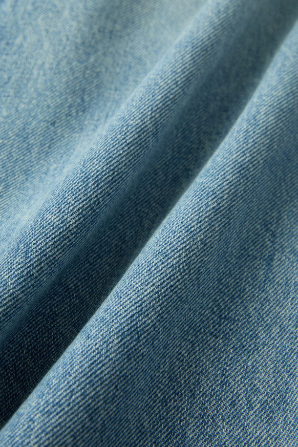 **SIRYNE(시린) 포켓 데님 스커트**는 캐주얼, 미니멀, 클래식 스타일을 즐겨 입는 여성들을 위한 데님 스커트입니다. 블루 컬러의 무지 디자인으로, 봄, 가을에 어울리는 두꺼운 두께감과 뻣뻣한 촉감을 가지고 있습니다. 스트레이트 핏의 H라인 스커트로, 빈티지 워싱과 프론트 아웃포켓 디테일이 특징이며, 뒷면 허리 다트와 슬릿으로 편안함과 스타일을 더했습니다. 안감은 폴리에스터와 면 혼방으로 제작되었으며, 데이트룩이나 봄 소풍룩에 코디하기 좋습니다.
