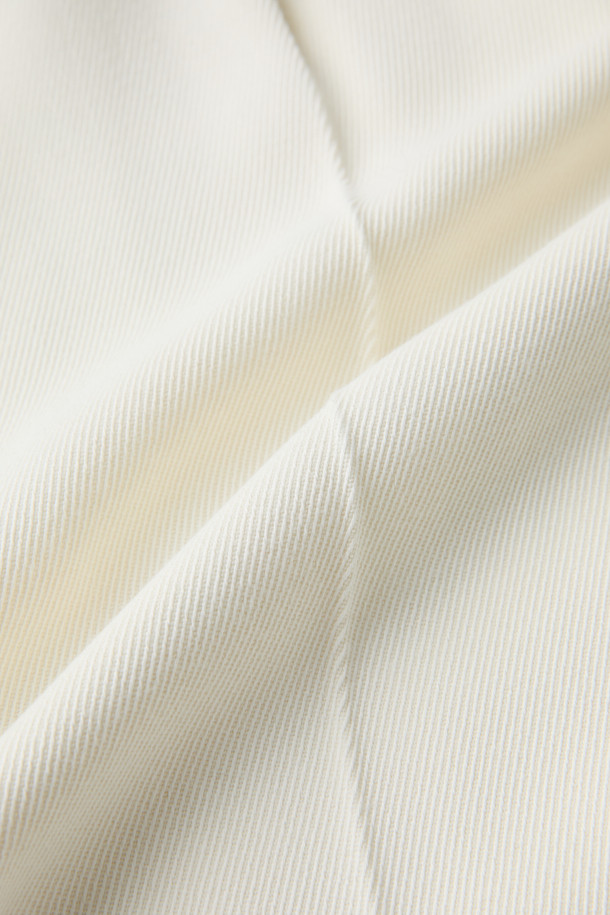 PALLIA(팔리아) 와이드 팬츠는 부드러운 레이온과 모 혼방 소재로 제작되어 봄, 가을 시즌에 적합한 여성용 긴 바지입니다. 우아하고 베이직한 스타일을 연출하며, 허리 부분은 하이웨이스트 밴딩으로 디자인되어 편안한 착용감을 선사합니다. 플리츠 주름 디테일이 돋보이며, 넉넉한 루즈핏 와이드 실루엣으로 시크하고 미니멀한 스타일을 완성합니다. 데이트룩, 카페룩, 모임룩 등 다양한 TPO에 활용 가능하며, 웰트 포켓 디테일로 실용성을 더했습니다.
