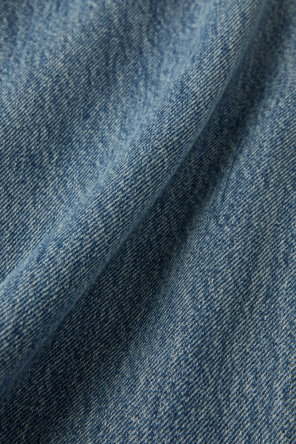 SIDY(시디) 슬림핏 데님 팬츠는 베이직한 스타일을 추구하는 분들을 위한 크롭 기장의 데님 팬츠입니다. 봄, 여름, 가을 계절에 적합하며, 면 소재로 제작되어 편안한 착용감을 선사합니다. 하이라이즈 실루엣과 하이웨이스트 밴딩으로 다리가 길어 보이는 효과를 주며, 데이트룩과 모임룩에 어울리는 아이템입니다. 버튼 플라이 클로징과 5포켓 디테일, 워싱 가공 및 페이드 처리로 디자인 포인트를 더했습니다. 슬림핏과 플레어 핏 두 가지로 출시되어, 캐주얼, 미니멀, 클래식 스타일을 즐겨 입는 고객에게 제격입니다.
