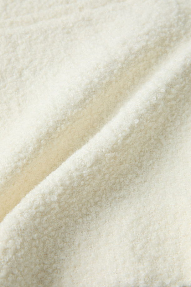 AZILIZ (아질리즈) 부클 쇼츠는 여성용 쇼츠로, 가을, 겨울 시즌에 어울리는 클래식 스타일의 의류입니다. 아이보리, 화이트 두 가지 색상으로 제공되며, 숏 기장과 레귤러핏으로 제작되었습니다. 부드러운 촉감의 모, 아크릴, 알파카, 나일론, 폴리에스터 혼방 소재로 제작되어 따뜻하고 편안한 착용감을 선사합니다. 하이웨이스트 디자인에 더블 버튼과 히든 클로징, 그리고 사이드 포켓 디테일이 돋보이며, 오피스룩과 모임룩, 미니멀한 스타일 연출에 적합합니다.
