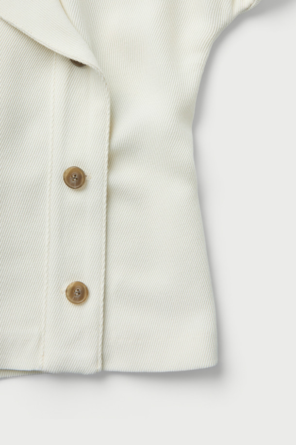 PAQUITA(파키타) 프론트 랩 버튼 블라우스는 미니멀한 스타일을 추구하는 여성들을 위한 세련된 블라우스입니다. 부드러운 레이온과 모 혼방 소재로 제작되어 봄, 여름 시즌에 시원하고 편안하게 착용할 수 있습니다. 스탠드 칼라와 긴 소매 디자인이 특징이며, 무지 패턴의 화이트 컬러로 다양한 룩에 쉽게 매치할 수 있습니다. 랩 스타일의 유니크함과 비대칭 버튼 디자인, 측면 버튼 클로징, 뒷면 허리 밴딩 디테일이 돋보입니다. 데이트룩, 카페룩, 모임룩 등 TPO에 구애받지 않고 클래식, 미니멀, 시크한 스타일을 연출할 수 있습니다.
