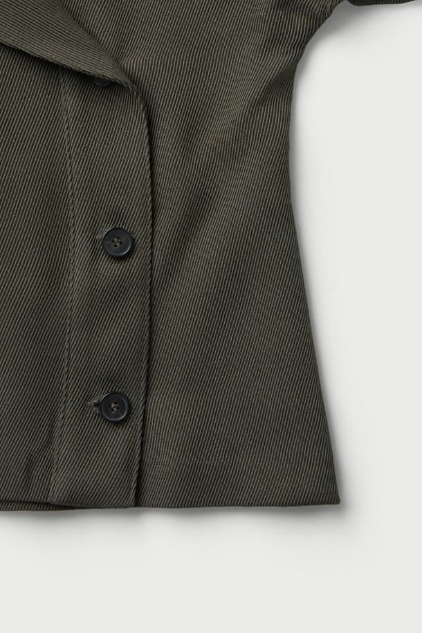 PAQUITA(파키타) 프론트 랩 버튼 블라우스는 여성스러운 실루엣을 연출하는 블라우스입니다. 카키와 화이트 두 가지 색상으로 출시되었으며, 봄, 가을에 입기 좋습니다. 미니멀한 스타일로, 데이트룩, 오피스룩, 모임룩 등 다양한 TPO에 활용 가능합니다. 스탠드 칼라와 긴소매, 레귤러핏으로 디자인되었으며, 비대칭 버튼 여밈과 랩 스타일, 측면 버튼 클로징, 뒷면 허리 밴딩 디테일이 특징입니다. 레이온과 모 혼방 소재로 제작되어 부드러운 촉감을 선사하며, 셋업으로도 연출할 수 있습니다.
