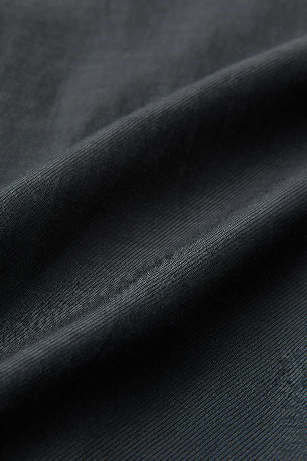 BENYO 웨이스트코트 베스트 탑은 봄, 가을 시즌에 어울리는 클래식하고 포멀한 스타일의 웨이스트코트입니다. 블랙 컬러의 무지 디자인으로, 오피스룩, 비즈니스 캐주얼, 모임룩 등 다양한 TPO에 활용 가능합니다. 앞면은 울 혼방 소재, 뒷면은 레이온 배색으로 제작되었으며, 레귤러핏 V넥 민소매 디자인으로 시크하고 미니멀한 무드를 연출합니다. 버튼업 디자인과 셋업 가능한 특징이 있으며, 안감은 레이온 소재를 사용했습니다.
