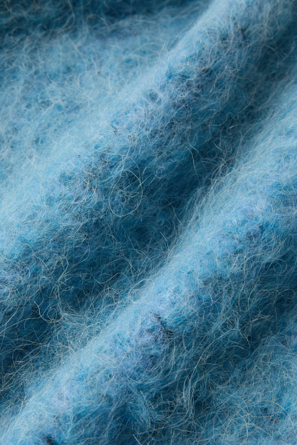 **DOMALSPE(도말스페) 울 셔켓**은 겨울과 가을, 두 계절에 따뜻하게 입을 수 있는 캐주얼 스타일의 셔켓입니다. 부드러운 촉감의 울 부클 소재와 안감(면, 레이온)을 사용하여 편안한 착용감을 선사합니다. 오버핏에 드롭 숄더 디자인으로 트렌디함을 더했으며, 크롭 기장과 오버사이즈 포켓 디테일이 돋보입니다. 스냅 버튼 여밈으로 간편하게 착용 가능하며, 데일리룩, 카페룩, 산책룩 등 다양한 TPO에 활용하기 좋습니다. 톤 다운된 블루 컬러의 무지 디자인으로 미니멀, 클래식 스타일을 즐기는 분들께 추천합니다.
