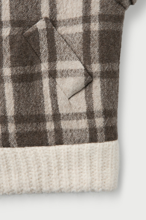 FABRICIA(파브리시아) 니트 카라 체크 점퍼는 가을, 겨울 시즌에 어울리는 여성용 아우터입니다. 브라운과 화이트 컬러의 체크 패턴이 돋보이며, 캐주얼 스타일을 연출하기 좋습니다. 부드러운 모 소재, 레이온과 면 안감으로 제작되어 편안한 착용감을 선사합니다. 루즈핏과 드롭 숄더 디자인으로 여유로운 실루엣을 강조하며, 니트 카라와 집업 여밈 방식으로 포인트를 더했습니다. 사이드 포켓이 있어 실용성을 높인 크롭 기장의 긴소매 점퍼입니다.
