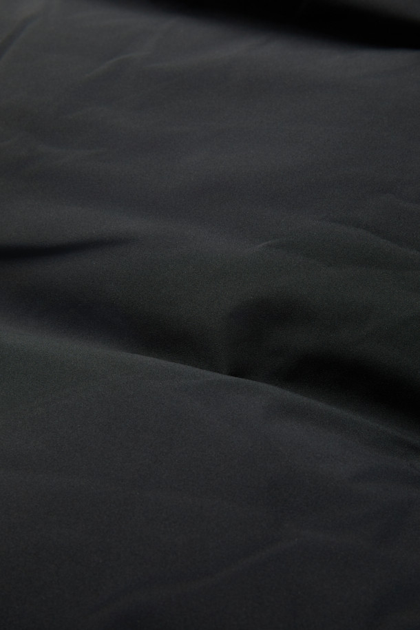 LISSANA(리사나) 빅 카라 다운 점퍼는 추운 겨울, 미니멀하고 시크한 스타일을 연출하고 싶은 여성 고객을 위한 아우터입니다. 블랙 컬러의 무지 디자인에 하이넥 스타일로, 오픈 카라로도 변형하여 다양한 분위기를 낼 수 있습니다. 크롭 기장과 버핏 핏으로 세련된 실루엣을 강조하며, 비대칭 절개 디테일이 돋보입니다. 85% 거위 솜털과 15% 거위 깃털 충전재, 이중 여밈 방식, 사이드 지퍼 포켓으로 보온성과 실용성을 모두 갖춘 두꺼운 다운 점퍼입니다.
