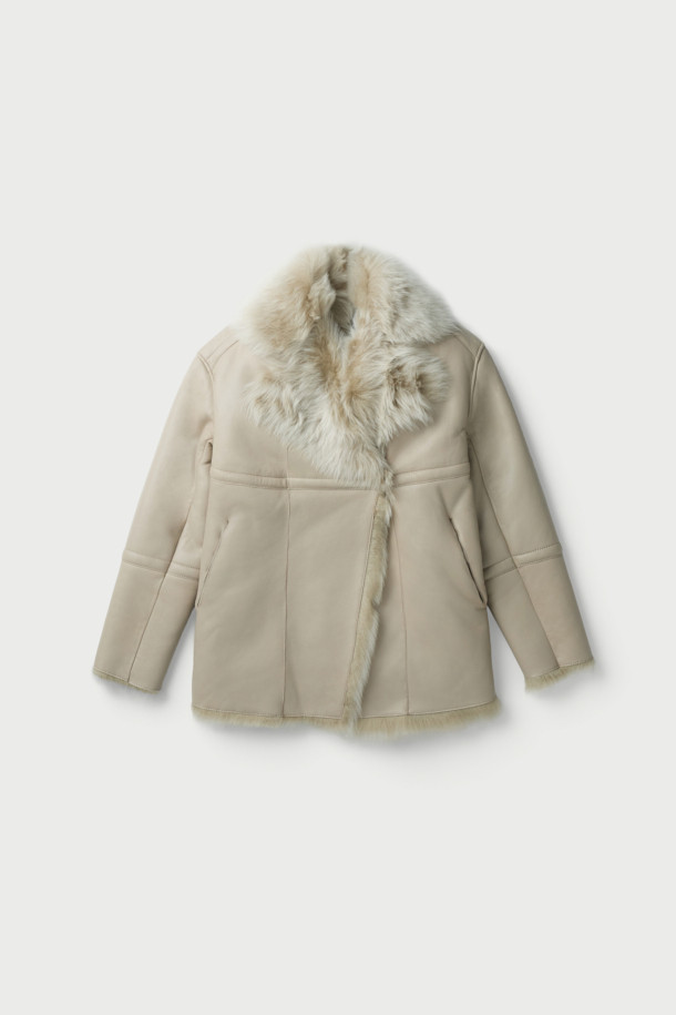 VERNONA(버노나) 리버시블 시어링 재킷은 부드러운 양가죽, 염소가죽, 천연가죽 소재로 제작되어 고급스러운 촉감을 선사합니다. 우아하고 클래식한 스타일을 연출하며, 안감과 겉감을 다르게 사용하여 다양한 분위기를 연출할 수 있는 리버시블 디자인이 특징입니다. 힙 기장의 오버핏으로 편안한 착용감을 제공하며, 반소매와 오픈 카라, 퍼 디테일이 돋보입니다. 데이트룩, 모임룩, 연말 모임룩 등 특별한 날에 시크하고 미니멀한 스타일을 완성해보세요. 베이지 컬러의 무지 디자인은 어떤 스타일에도 쉽게 매치할 수 있어 활용도가 높습니다.
