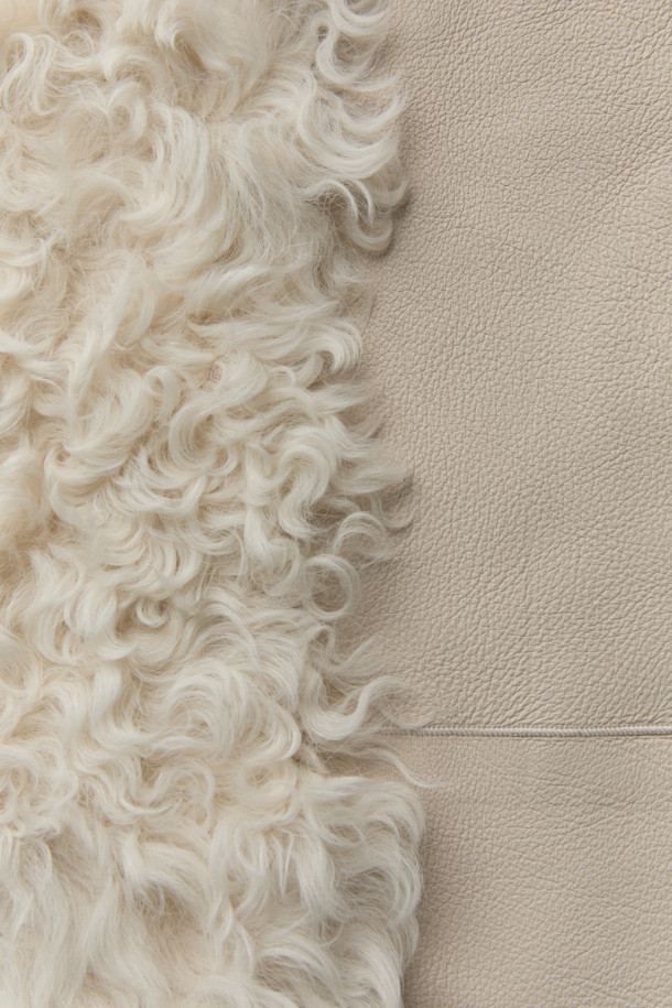 QASSYM(큐아심) 시어링 재킷은 출근룩, 오피스룩, 비즈니스 캐주얼에 어울리는 세련된 디자인의 재킷입니다. 클래식, 미니멀, 시크 스타일을 추구하는 분들께 적합하며, 어떤 옷에도 잘 어울려 폭넓은 활용도를 자랑합니다. 부드러운 시어링 소재가 고급스러운 분위기를 더하며, 편안한 착용감을 선사합니다. 세련된 디자인과 뛰어난 실용성을 갖춘 QASSYM(큐아심) 시어링 재킷으로 당신의 스타일을 완성해보세요. 
