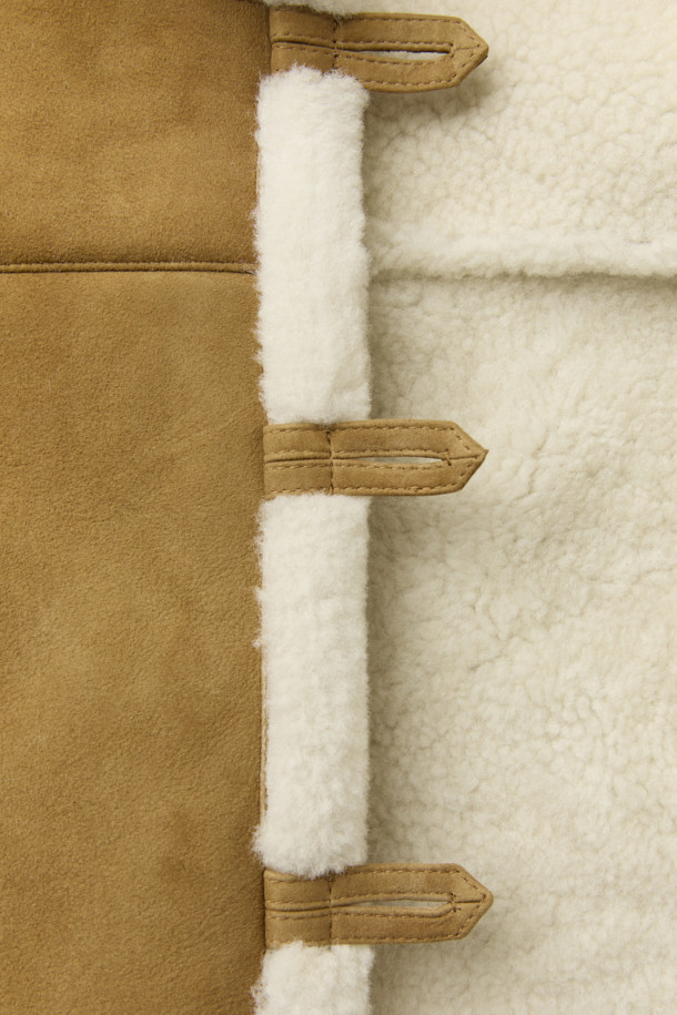 HUESCA(후에스카) 시어링 후드 재킷은 부드러운 스웨이드와 천연 가죽 소재에 시어링 안감으로 포근함을 더한 여성용 아우터입니다. 브라운과 화이트 두 가지 컬러로 출시되었으며, 캐주얼, 클래식, 미니멀 스타일을 모두 아우르는 디자인입니다. 크롭 기장에 레귤러 핏으로 제작되어 다리가 길어 보이는 효과를 주며, 버튼 여밈 방식과 긴 소매, 시어링 디테일 및 사이드 포켓이 특징입니다. 데이트룩과 모임룩에 활용하기 좋으며, 겨울철 따뜻함과 스타일을 동시에 잡을 수 있는 아이템입니다.
