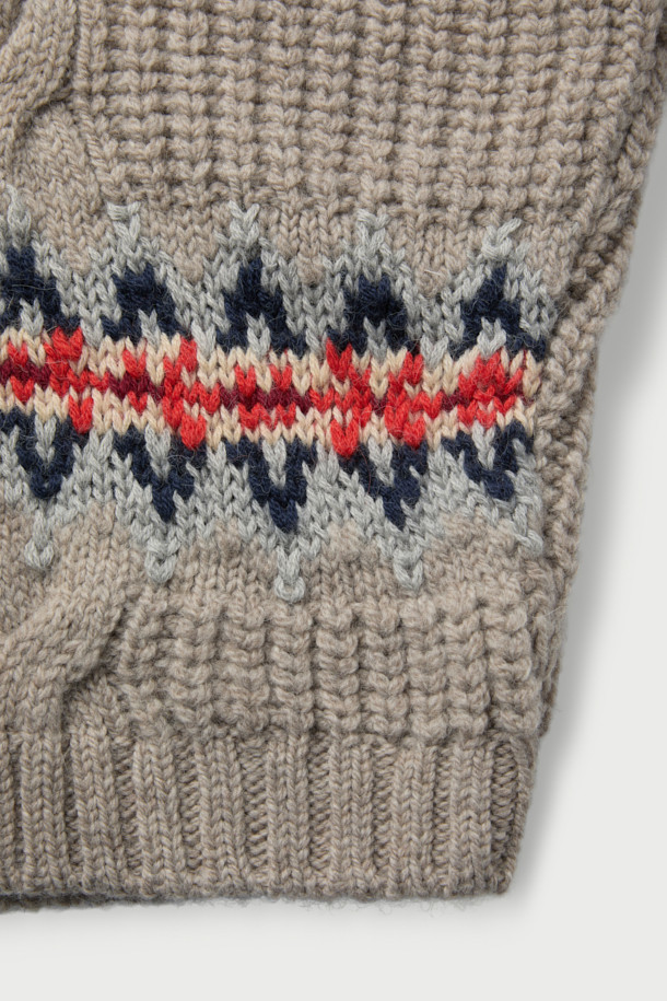 GARIK (가릭) 오버 숄더 노르딕 가디건은 여성스러운 무드를 연출하는 캐주얼 스타일의 니트/스웨터입니다. 모와 알파카 혼방 소재로 제작되어 부드러운 촉감과 따뜻함을 선사하며, 가을, 겨울 시즌에 착용하기 좋습니다. 오버핏 디자인과 크롭 기장으로 트렌디함을 더하고, 라운드넥과 버튼 여밈으로 편안함을 강조했습니다. 베이지, 블랙, 핑크, 블루 4가지 컬러로 출시되어 데이트룩, 모임룩 등 다양한 TPO에 활용 가능하며, 케이블 및 노르딕 패턴, 골지 마감 디테일이 돋보이는 매력적인 아이템입니다.
