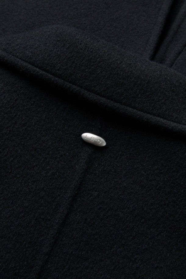 **에퓨어 캐시미어 블랜드 핸드메이드 싱글 롱코트**는 가을과 겨울, 당신의 일상과 특별한 날을 우아하게 만들어줄 코트입니다. 부드러운 캐시미어 혼방 소재와 모(毛) 소재로 제작되어 뛰어난 촉감과 보온성을 제공합니다. 미니멀하고 클래식한 디자인에 블랙 컬러, 무지 패턴, 세미 오버핏으로 세련된 스타일을 연출합니다. 핸드메이드 공법으로 완성되어 높은 퀄리티를 자랑하며, 무릎 기장의 롱코트와 싱글 버튼 여밈 방식으로 편안한 착용감을 선사합니다. 출근룩, 오피스룩, 모임룩 등 다양한 시간, 장소, 상황에 활용 가능한 활용도 높은 아이템입니다.