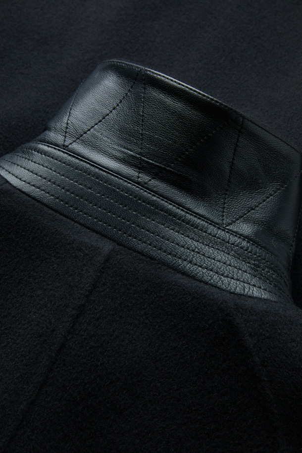 푀트레 캐시미어 블렌드 핸드메이드 발마칸 롱코트는 가을과 겨울, 당신의 클래식하고 미니멀한 스타일을 완성해 줄 아우터입니다. 모, 캐시미어, 알파카 혼방의 고급스러운 소재로 제작되어 부드러운 촉감과 뛰어난 보온성을 제공합니다. 무릎을 덮는 롱 기장과 세미 오버핏으로 편안하면서도 시크한 실루엣을 연출하며, 헤링본 패턴이 은은한 포인트를 더합니다. 출근룩, 오피스룩, 모임룩 등 다양한 시간과 장소와 경우에 활용 가능하며 천연 가죽(양) 배색 디테일이 고급스러움을 더합니다. 블랙 컬러의 발마칸 코트로 당신의 겨울 스타일을 더욱 세련되게 연출해 보세요.