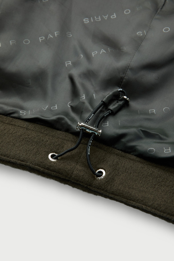 Loft(로프트) 캐시미어 블렌드 집업 하이넥 숏코트는 미니멀한 스타일의 여성용 숏코트입니다. 카키 컬러의 무지 디자인으로, 가을과 겨울에 따뜻하게 입을 수 있습니다. 모, 캐시미어, 나일론, 폴리에스터, 폴리우레탄 혼방 소재로 제작되었으며, 하이넥 디자인과 메탈 지퍼, 넥 시보리 배색, 하단 스트링 조절 기능이 특징입니다. 오버핏으로 편안하게 착용 가능하며, 출근룩으로 활용하기 좋습니다. 긴 소매 기장의 집업 방식의 코트입니다.
