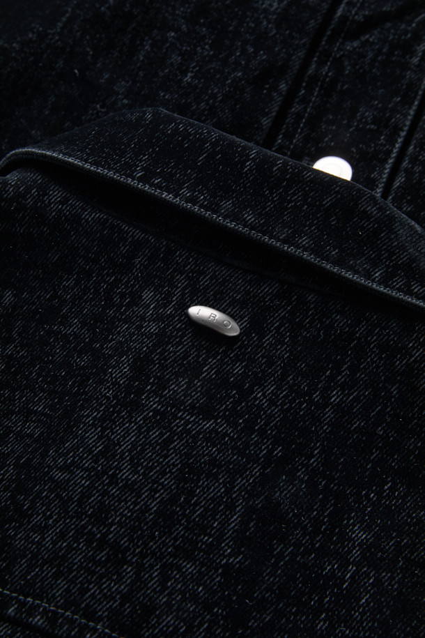 Lucide(루시드) 벨벳 트러커는 캐주얼, 미니멀, 클래식 스타일을 아우르는 세련된 아우터입니다. 부드러운 벨벳 데님 소재와 면 혼방으로 제작되어 봄, 가을에 적합하며, 세미 오버핏 크롭 기장으로 트렌디한 핏을 연출합니다. 블랙 컬러의 무지 디자인에 메탈 부자재와 IRO 시그니처 부자재 포인트가 돋보이며, 긴 소매와 버튼 여밈 방식이 특징입니다. 안감은 폴리에스터로 마감되어 편안한 착용감을 선사합니다.
