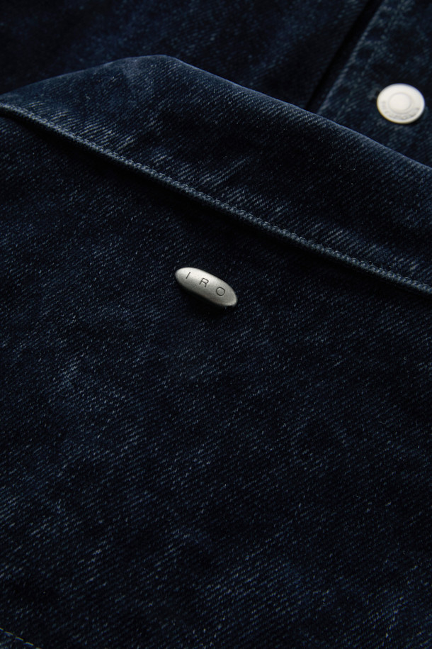 Lucide(루시드) 벨벳 트러커는 캐주얼, 미니멀, 클래식 스타일을 아우르는 네이비 컬러의 트러커 자켓입니다. 면과 벨벳 데님 혼방의 부드러운 촉감이 특징이며, 가을과 겨울에 착용하기 좋습니다. 세미 오버핏으로 편안한 착용감을 선사하며, 버튼 여밈 방식과 긴 소매 기장, 크롭 기장으로 디자인되었습니다. 출근룩과 모임룩에 모두 활용 가능하며, 메탈 및 IRO 시그니처 부자재, 폴리에스터 안감 마감으로 고급스러움을 더했습니다.
