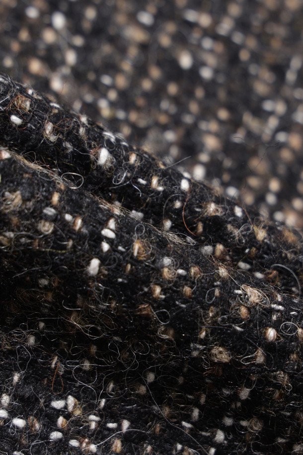 **Marquis (마르퀴스) 트위드 하이넥 재킷**은 가을, 겨울 시즌에 안성맞춤인 아우터입니다. 블랙과 그레이 두 가지 컬러로 출시되었으며, 세미 오버핏으로 제작되어 편안한 착용감을 선사합니다. 하이넥 디자인과 빅 포켓, 가죽 배색 디테일이 돋보이며, 트위드 패턴으로 클래식한 무드를 더했습니다. 아크릴, 모, 폴리에스터, 면, 레이온, 나일론, 천연가죽 등 다양한 소재를 사용하여 두꺼운 두께감을 자랑합니다. 모임룩, 출근룩, 데이트룩 등 다양한 TPO에 활용할 수 있으며, 클래식, 미니멀, 시크 스타일을 연출하기 좋습니다.
