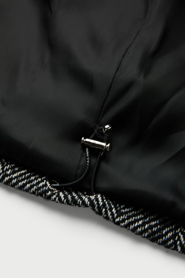 라뷰르 헤링본 빅포켓 블루종은 가을과 겨울, 일상과 출근룩, 모임룩에 모두 어울리는 캐주얼, 클래식, 미니멀 스타일의 아우터입니다. 헤링본 패턴의 고급스러운 디자인에 모, 아크릴, 폴리에스터, 나일론, 레이온, 면 등 다양한 소재를 혼방하여 제작되었습니다. 오버핏으로 편안한 착용감을 선사하며, 빅포켓, 가슴 입체 포켓, 액션플리츠, 밑단 스트링, 안감 처리 등 디테일한 디자인으로 완성도를 높였습니다. 긴 소매 기장으로 보온성을 더했으며, 다양한 룩에 활용하기 좋은 아이템입니다.
