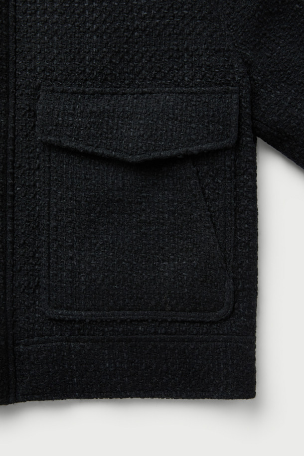 Mysrere(미스리르) 트위드 카라 재킷은 가을과 겨울, 오피스룩과 모임룩에 어울리는 세련되고 고급스러운 아우터입니다. 트위드 배색 패턴에 가죽 카라 디테일, 그리고 빅 포켓 디자인이 특징인 세미 오버핏 블루종 스타일의 재킷입니다. 모, 폴리에스터, 천연가죽 소재로 제작되어 따뜻함과 스타일을 동시에 잡았습니다. 긴 소매 기장으로 클래식, 미니멀, 시크 스타일을 연출하기 좋습니다.
