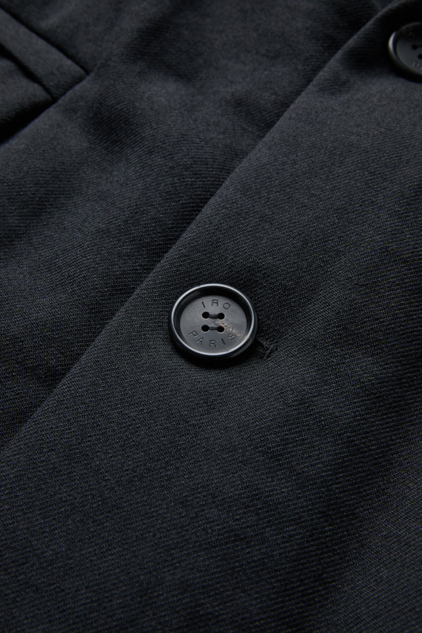 Mêlée (멜리) 화섬 후드 배색 울 신슐레이트 헤비 자켓은 베이직한 스타일을 추구하는 분들을 위한 겨울철 필수 아이템입니다. 블랙 컬러의 무지 디자인으로, 출근룩은 물론 다양한 일상 스타일에 클래식하고 미니멀한 매력을 더합니다. 오버핏으로 편안한 착용감을 선사하며, 탈부착 가능한 후드와 엉덩이를 덮는 기장으로 보온성을 높였습니다. 모, 나일론, 폴리에스터 혼방의 두꺼운 소재와 신슐레이트 충전재가 추운 날씨에도 따뜻함을 유지해 줍니다. 싱글 버튼 여밈 방식과 긴 소매 기장으로 세련된 디자인을 완성했습니다.