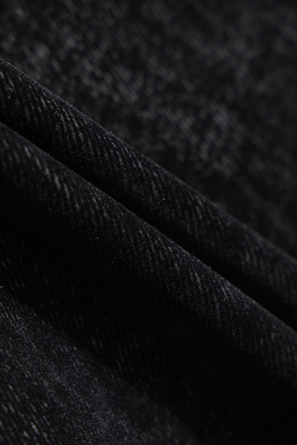 "Lustre(러스트레)" 벨벳 셔켓은 가을, 겨울 시즌에 어울리는 캐주얼 스타일의 여성 아우터입니다. 부드러운 촉감의 면, 레이온 혼방 벨벳 데님 소재로 제작되었으며, 워싱 가공을 통해 빈티지한 멋을 더했습니다. 크롭 기장에 오버핏으로 트렌디한 핏을 연출하며, 블랙 컬러의 무지 디자인으로 어떤 스타일에도 쉽게 매치할 수 있습니다. 사이드 스냅 디테일과 긴 소매가 특징이며, 스냅 버튼 여밈 방식으로 편안하게 착용 가능합니다. 일상에서 편안하고 세련된 스타일을 완성해보세요.
