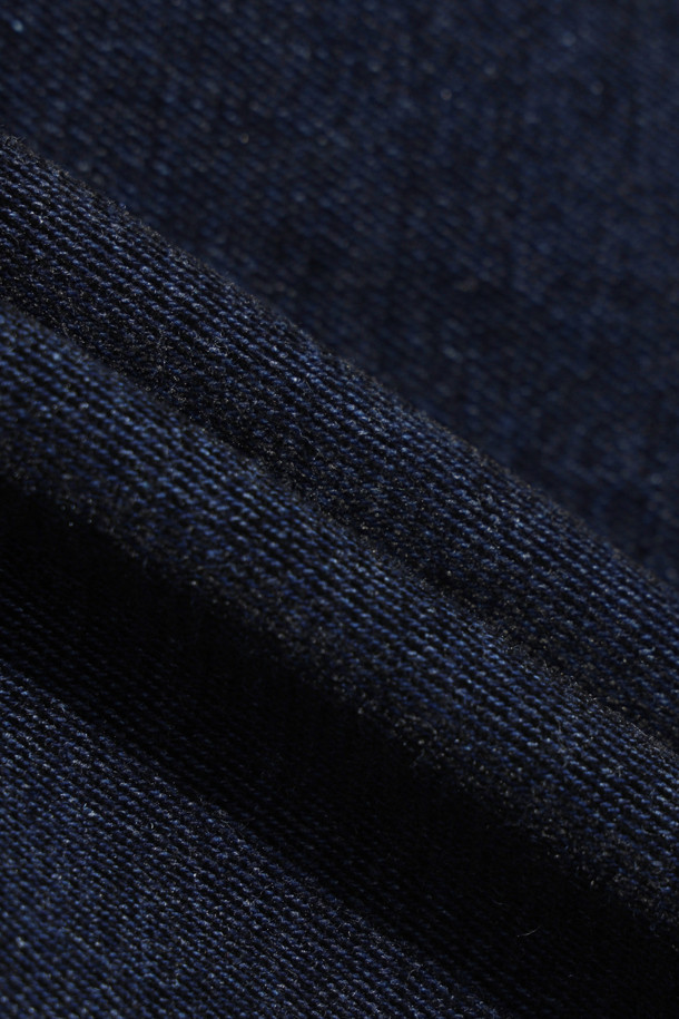 Lustre(러스터) 벨벳 셔켓은 가을과 겨울, 캐주얼 스타일을 위한 오버핏 셔켓입니다. 네이비 컬러의 무지 디자인으로, 면과 레이온 혼방의 부드러운 벨벳 데님 소재가 특징입니다. 워싱 가공을 통해 빈티지한 멋을 더했으며, 크롭 기장과 긴소매로 트렌디한 핏을 연출합니다. 사이드 스냅 디테일로 포인트를 주어, 편안하면서도 스타일리시하게 착용할 수 있습니다.
