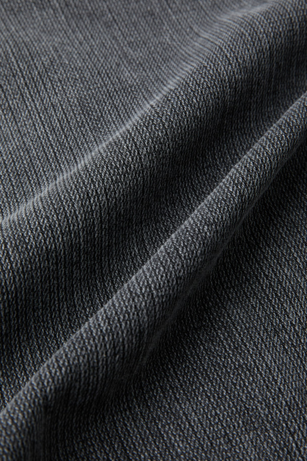 Cime(씨메) 데님 후드 집업 셔켓은 캐주얼하고 미니멀한 스타일을 추구하는 분들을 위한 아이템입니다. 데님 소재와 오버핏 디자인으로 편안한 착용감을 선사하며, 후드와 밑단 스트링, 절개 디테일이 더해져 개성 있는 연출이 가능합니다. 집업 스타일로 간편하게 착용할 수 있으며, 데님 특유의 자연스러운 색감은 어떤 옷에도 잘 어울립니다. 일상에서 편안하게 즐겨 입을 수 있는 매력적인 셔켓입니다.
