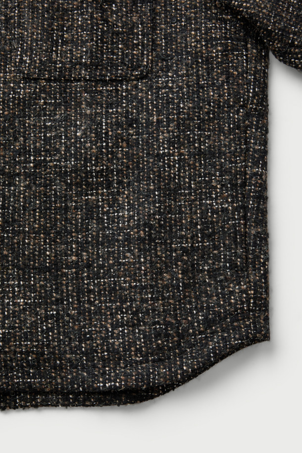 Trame(트라메) 트위드 셔켓은 여성 고객을 위한 아우터입니다. 블랙과 그레이 두 가지 색상으로 출시되었으며, 가을과 겨울에 착용하기 좋은 두껍고 따뜻한 소재로 제작되었습니다. 클래식, 미니멀, 시크 스타일을 연출하기 좋고, 오피스룩, 모임룩, 겨울 데일리룩 등 다양한 TPO에 활용할 수 있습니다. 오버핏 디자인에 긴 소매, 버튼 여밈 방식, 사이드 포켓 디테일을 더해 실용성을 높였습니다. 아크릴, 모, 폴리에스터, 면, 레이온, 나일론 등 다양한 소재를 혼방하여 트위드 특유의 고급스러운 무드를 자아냅니다.
