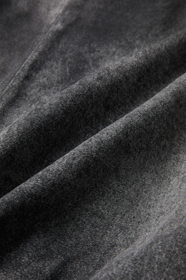 Fissure(피셔) 이펙트 가죽 하이넥 블루종은 세미 오버핏으로, 모던하고 시크한 스타일을 연출합니다. 양가죽과 스웨이드 소재를 사용하여 부드러운 촉감과 고급스러운 분위기를 선사하며, 하이넥 디자인과 절개 라인, 포켓 디테일이 특징입니다. 가을과 겨울에 따뜻하게 착용할 수 있으며, 데이트룩, 모임룩, 출근룩 등 다양한 TPO에 활용 가능합니다. 무지 디자인과 긴 소매 기장으로 클래식하면서도 미니멀한 매력을 더합니다. 안감은 폴리에스터와 레이온 혼방으로 제작되었습니다.
