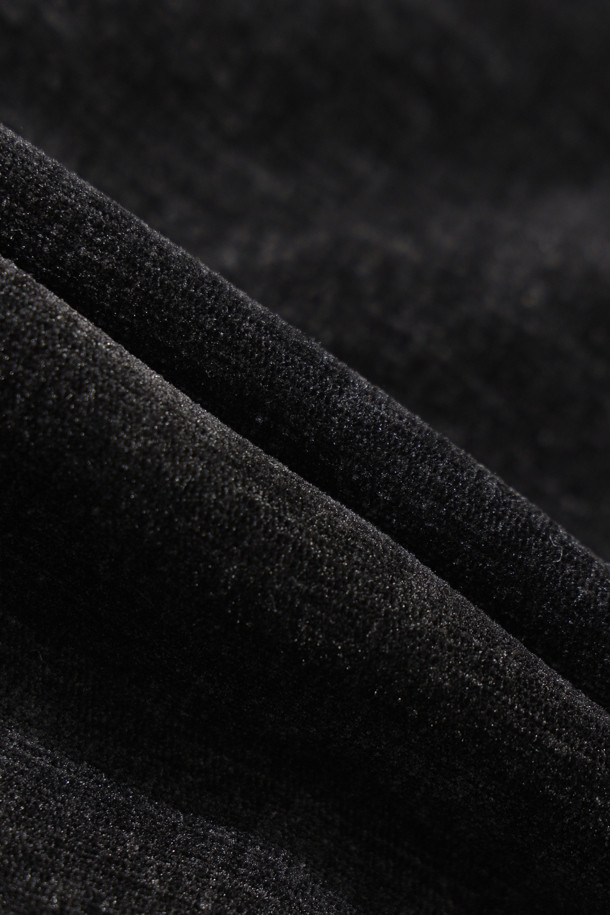 Fluides(플루이드) 트랙 팬츠는 여성 및 남성을 위한 얇은 두께의 긴바지로, 부드러운 벨벳 터치 져지 소재로 제작되어 편안한 착용감을 선사합니다. 루즈핏으로 제작되어 스포티하면서도 시크한 스타일을 연출하며, 일상복뿐만 아니라 집콕룩으로도 활용하기 좋습니다. 블랙 컬러의 무지 디자인에 톤온톤 매칭 테잎 디테일이 돋보이며, 허리 스트링으로 사이즈 조절이 가능합니다. 사계절 모두 착용 가능하며 미니멀한 스타일을 즐기는 분들께 추천합니다.
