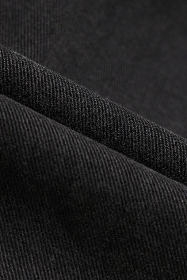 Delie(델리에) 데님 밴딩 팬츠는 가을, 겨울 시즌에 어울리는 블랙 컬러의 데님 팬츠입니다. 일상, 출근룩, 비즈니스 캐주얼에 모두 활용할 수 있으며, 미니멀, 클래식, 캐주얼 스타일을 연출하기 좋습니다. 면 소재의 두꺼운 원단으로 제작되었으며, 와이드 또는 테이퍼드 핏으로 편안한 착용감을 선사합니다. 밴딩 처리와 트위스트 심 라인, 제원단 벨트 디테일, 워싱 가공으로 디자인 완성도를 높였습니다.
