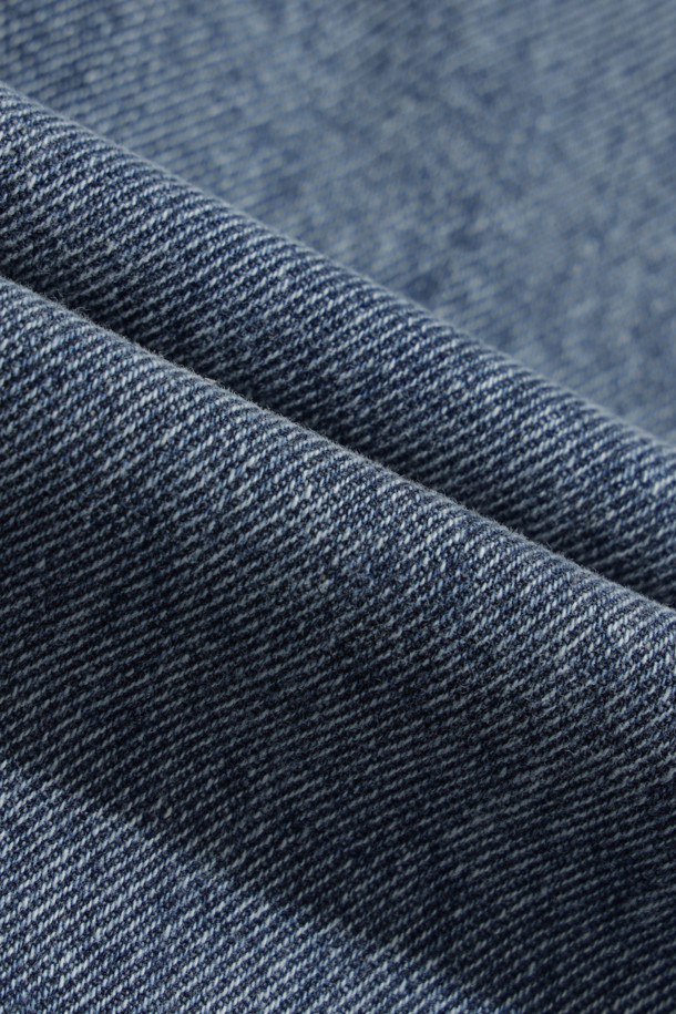 Delie(델리) 데님 밴딩 팬츠는 캐주얼 및 미니멀 스타일을 지향하는 분들을 위한 가을/겨울철 필수 아이템입니다. 넉넉한 와이드 또는 테이퍼드 핏의 릴랙스 핏으로 편안한 착용감을 선사하며, 두꺼운 면 소재로 제작되어 보온성을 높였습니다. 무지 디자인에 워싱 가공을 더해 자연스러운 멋을 더했고, 트위스트 심라인과 제원단 벨트 디테일로 포인트를 주었습니다. 출근룩으로도 활용 가능한 디자인으로, 다양한 상의와 손쉽게 매치하여 세련된 스타일을 연출할 수 있습니다.
