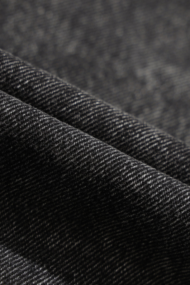 Driot(드리오) 데님 스트레이트핏 팬츠는 가을, 겨울 시즌에 어울리는 블랙 컬러의 데님 팬츠입니다. 무지 패턴에 면 소재로 제작되어 편안한 착용감을 선사하며, 빈티지하면서도 베이직한 스타일을 연출합니다. 워싱 및 브러시 가공으로 은은한 멋을 더했으며, 스트레이트핏 디자인으로 어떤 상의와도 잘 어울립니다. 클래식, 미니멀, 캐주얼 스타일을 즐겨 입는 분들께 추천합니다.
