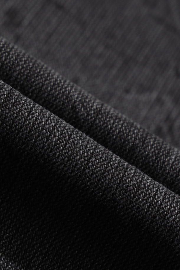 Derive(데리브) 데님 와이드 사이드턱 팬츠는 가을, 겨울 시즌에 어울리는 블랙 컬러의 데님 팬츠입니다. 빈티지 무드의 와이드핏으로, 캐주얼 및 미니멀 스타일을 모두 소화할 수 있습니다. 사이드 턱 디자인과 워싱 및 브러시 가공으로 디테일을 더했습니다. 면과 데님 혼방 소재로 제작되어 편안한 착용감을 제공하며, 긴 기장으로 다양한 스타일 연출이 가능합니다. 데일리룩에 포인트를 더해줄 매력적인 아이템입니다.
