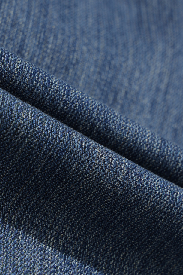 Derive(데리브) 데님 와이드 사이드턱 팬츠는 빈티지 스타일을 자아내는 데님 팬츠입니다. 블루 컬러의 면 소재로 제작되어 가을, 겨울 시즌에 착용하기 좋습니다. 와이드핏으로 편안한 착용감을 선사하며, 사이드 턱 디자인과 워싱 및 브러시 가공을 통해 독특한 매력을 더했습니다. 캐주얼, 미니멀 스타일을 즐겨 입는 고객에게 적합합니다. 일상에서 개성 있는 스타일을 연출해보세요.
