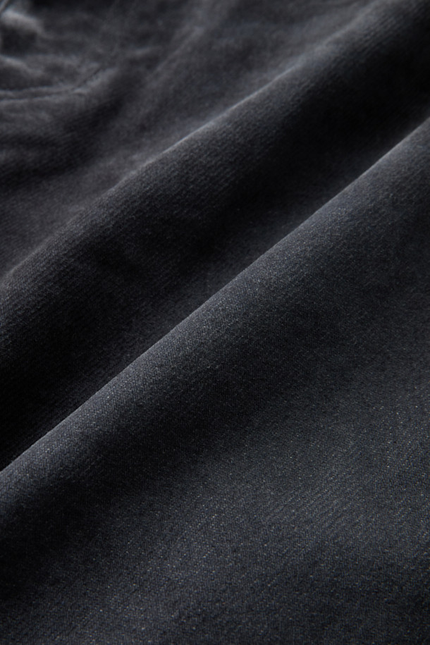 Nacre(나끄르) 벨벳 데님 팬츠는 부드러운 촉감의 벨벳 소재와 면 혼방으로 제작되어 편안한 착용감을 선사합니다. 블랙 컬러의 무지 디자인은 미니멀, 클래식, 시크 스타일을 연출하며, 와이드핏으로 트렌디한 실루엣을 강조합니다. 은은한 광택감이 고급스러움을 더하며, 일상에서 폭넓게 활용하기 좋습니다. 세련된 무드를 완성하는 데님 팬츠를 만나보세요.
