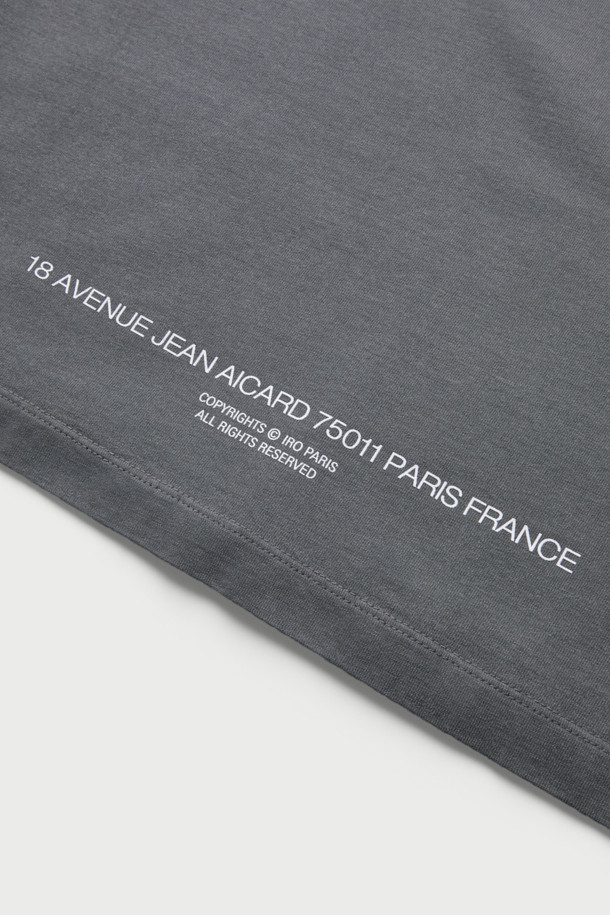 옴브레 로고 아플리케 다잉 긴팔 티셔츠는 베이직한 스타일을 추구하는 분들을 위한 세미 오버핏의 면 긴팔 티셔츠입니다. 가먼트 다잉 기법으로 제작되어 자연스러운 컬러감을 연출하며, 부드러운 촉감이 특징입니다. 전면부에는 IRO 아플리케 자수 로고가, 후면에는 시그니처 부자재가 포인트로 디자인되었습니다. 라운드넥 디자인으로 편안하게 착용 가능하며, 봄, 가을철 일상 및 출근룩, 모임룩 등 다양한 TPO에 활용 가능합니다. 캐주얼, 미니멀, 클래식 스타일을 즐겨 입는 분들께 추천합니다.
