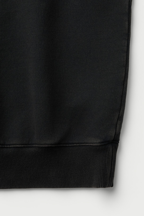 Noirceur(누아르시르) 백로고 아트웍 다잉 맨투맨은 가먼트다잉 기법으로 제작되어 자연스러운 멋을 더했습니다. 전면부 IRO 아플리케 자수와 후면부 레터링 아플리케 자수가 돋보이는 디자인으로, 베이직하면서도 트렌디한 스타일을 연출합니다. 부드러운 면 소재와 오버핏 실루엣으로 편안한 착용감을 선사하며, 봄, 가을 시즌 데일리룩, 캠핑룩으로 활용하기 좋습니다. 블랙 컬러의 라운드넥 긴소매 크롭 기장 맨투맨으로 캐주얼, 미니멀, 스트리트 무드를 즐길 수 있습니다.
