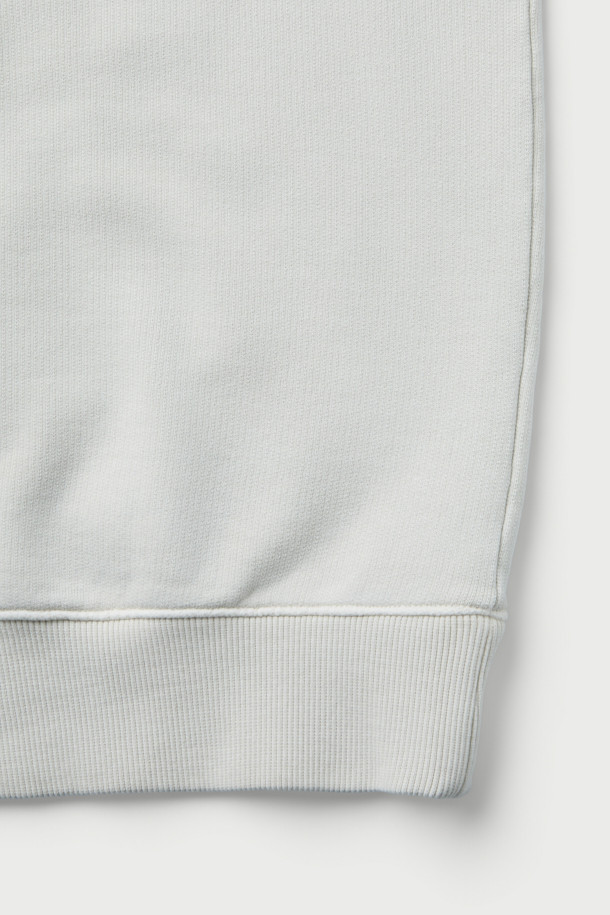 Noirceur(누아르쒸르) 백로고 아트웍 다잉 맨투맨은 베이직한 스타일의 오버핏 맨투맨입니다. 부드러운 촉감의 면 소재에 가먼트다잉 기법을 적용하여 자연스러운 멋을 더했습니다. 전면부 IRO 아플리케 자수와 후면부 레터링 아플리케 자수로 포인트를 주어 디자인의 완성도를 높였습니다. 라운드넥과 긴소매 디자인으로 캐주얼, 미니멀, 클래식 스타일을 연출하기 좋습니다. 봄, 가을 시즌에 활용하기 좋은 데일리 아이템입니다.
