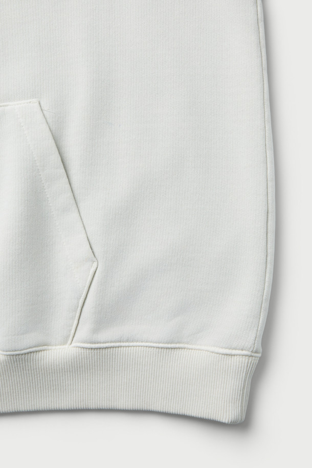 Nuage(누아쥬) 로고 아플리케 다잉 후디는 부드러운 면 소재로 제작되어 편안한 착용감을 선사합니다. 가먼트다잉 기법으로 은은한 컬러감을 더했으며, 오버핏 실루엣과 크롭 기장으로 트렌디한 스타일을 연출합니다. 전면에 Nuage 로고 아플리케 디테일을 더해 포인트를 주었으며, 캥거루 포켓으로 실용성까지 갖췄습니다. 캐주얼, 미니멀, 클래식한 스타일을 즐겨 입는 분들께 동네 마실룩, 집콕룩, 봄 소풍룩으로 추천합니다.
