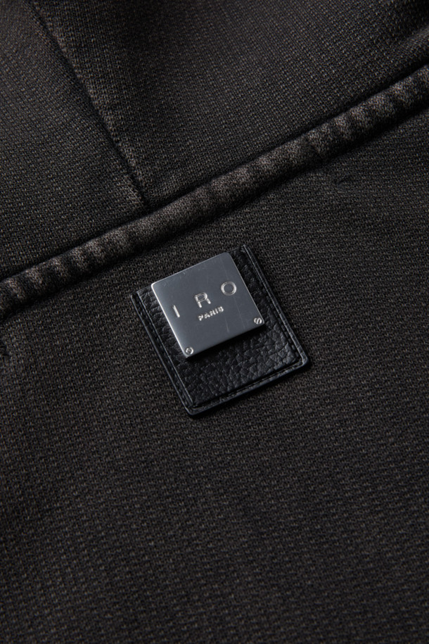 Fugue(퓨그) 백로고 아트웍 다잉 후드 집업은 캐주얼, 스트릿, 미니멀 스타일을 아우르는 오버핏 후드 집업입니다. 봄, 가을 시즌에 적합하며, 부드러운 면 소재로 제작되어 편안한 착용감을 선사합니다. 가먼트다잉 기법을 적용하여 빈티지한 멋을 더하고, 전면부 IRO 아플리케 자수와 후면부 레터링 아플리케 자수로 포인트를 주었습니다. 두꺼운 두께감으로 따뜻함을 유지하며, 캠핑룩으로도 활용 가능하며 셋업으로도 연출할 수 있습니다.
