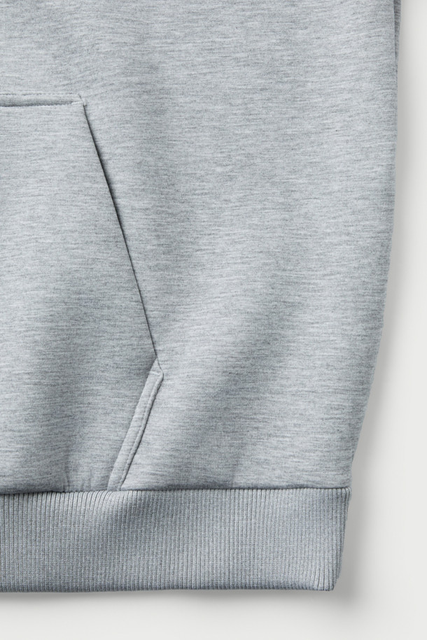 Flanerie(플라네리) 밴딩 배색 오버핏 후디는 가을, 겨울 시즌에 어울리는 데일리 후디입니다. 부드러운 면 소재로 제작되어 편안한 착용감을 선사하며, 오버핏 디자인으로 트렌디한 스타일을 연출합니다. 밴딩 디테일과 배색 디자인이 돋보이며, 집콕룩이나 산책룩 등 다양한 TPO에 활용 가능합니다. 캐주얼하고 미니멀한 스타일을 즐기는 분들께 추천합니다. 그레이 컬러의 무지 디자인으로 어떤 옷에도 쉽게 매치할 수 있습니다.
