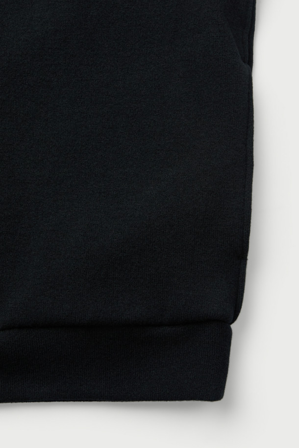 Louple(루플) 울져지 스웻셔츠는 일상, 출근룩, 모임룩에 모두 잘 어울리는 베이직 스타일의 스웻셔츠입니다. 일본 'Oharayaseni(오하라야세니)'사의 울 혼방 져지 소재를 사용하여 부드러운 촉감과 뛰어난 보온성을 제공합니다. 라운드넥과 오버핏 디자인으로 편안한 착용감을 선사하며, IRO(이로) 시그니처 아플리케 디테일로 포인트를 더했습니다. 블랙 컬러의 무지 디자인으로 어떤 스타일에도 쉽게 매치할 수 있으며, 사이드 포켓과 셋업 가능한 실용성을 갖춘 아이템입니다. 가을, 겨울 시즌에 활용하기 좋은 긴소매 스웻셔츠입니다.
