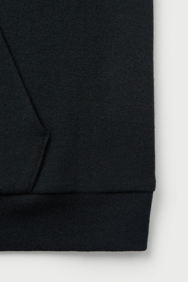 Wouple(우플) 울 져지 후디는 캐주얼 및 미니멀 스타일을 추구하는 분들을 위한 크롭 기장의 후디입니다. 울 혼방 져지 소재로 제작되어 부드러운 착용감을 선사하며, 가을과 겨울에 따뜻하게 입을 수 있습니다. IRO(이로) 시그니처 아플리케 디테일이 돋보이며, 무지 디자인으로 어떤 스타일에도 쉽게 매치할 수 있습니다. 오버핏으로 편안한 착용감을 제공하며, 집콕룩으로 활용하기 좋습니다. 셋업 스타일링으로 더욱 세련된 룩을 연출할 수 있습니다.
