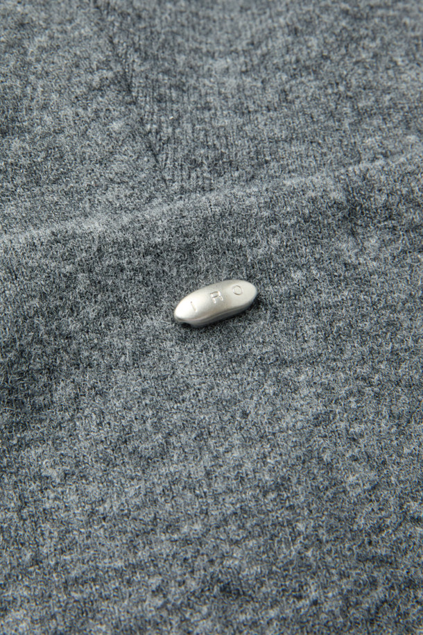 Wouple(우플) 울져지 후디는 부드러운 울 혼방 져지 소재를 사용하여 편안한 착용감을 선사합니다. IRO(이로) 시그니처 아플리케 디테일이 돋보이며, 캐주얼하고 미니멀한 스타일을 연출합니다. 가을, 겨울 시즌에 어울리는 오버핏 크롭 기장으로, 집콕룩은 물론 셋업 스타일링으로도 활용 가능합니다. 그레이 컬러의 무지 디자인으로 어떤 옷에도 쉽게 매치할 수 있습니다. 긴 소매와 후드 디자인으로 따뜻함과 스타일을 동시에 잡으세요.
