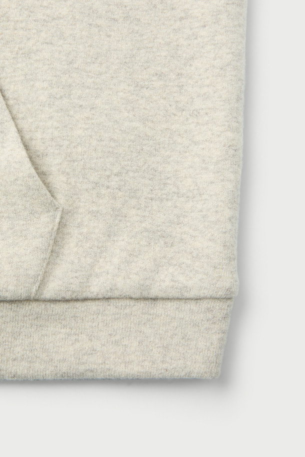 Wouple(우플) 울 져지 후디는 부드러운 울 혼방 져지 소재로 제작되어 가을, 겨울 시즌에 따뜻하게 착용하기 좋습니다. 캐주얼, 미니멀, 클래식 스타일을 아우르며, 일상과 집콕룩, 산책룩 등 다양한 TPO에 활용할 수 있습니다. IRO 시그니처 아플리케 디테일이 돋보이며, 오버핏 크롭 기장으로 트렌디한 무드를 연출합니다. 셋업 스타일링으로 더욱 스타일리시하게 연출해보세요.
