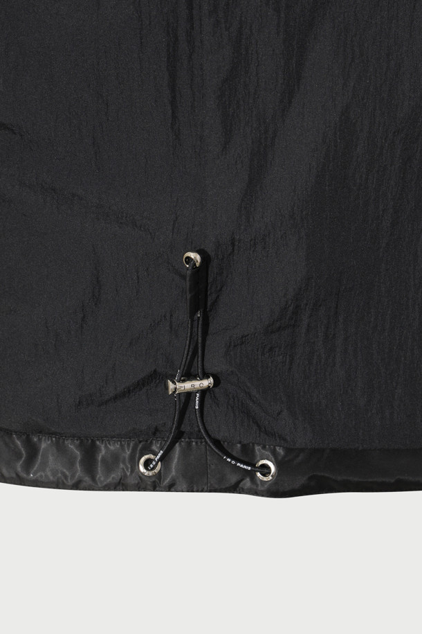 Vif (비프) 화섬 히든 후드 테크니컬 점퍼는 봄, 가을 간절기에 어울리는 남녀 공용 아우터입니다. 블랙 색상의 무지 디자인으로 캐주얼, 스포티, 미니멀 스타일을 연출하기 좋습니다. 얇은 두께감의 나일론, 폴리에스터 혼방 소재로 제작되어 가볍고 편안한 착용감을 제공합니다. 히든 후드, 하이넥, 지퍼 디테일, 밑단 스트링, 후드 스트링 등의 특징으로 기능성과 스타일을 동시에 잡았습니다. 여행이나 산책 시 간편하게 걸쳐 입기 좋은 실용적인 아이템입니다.
